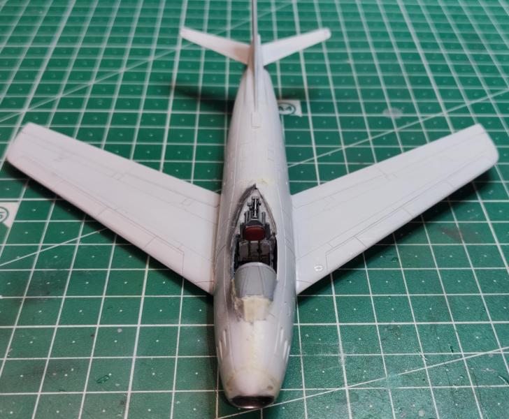 De a szélvédő előtt és az orron is van mit dolgozni

Ide feloldott Tamiya Putty-t kentem ecsettel.