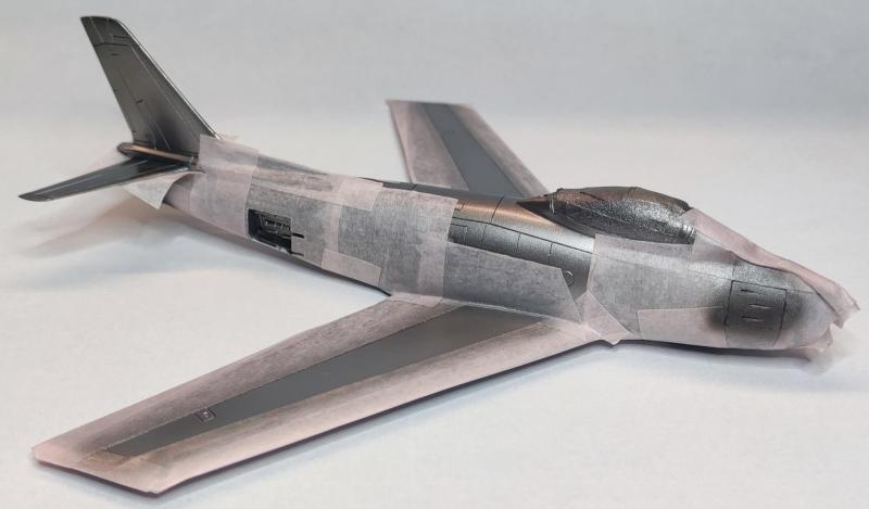 "Agyonmaszkolva" a törzsféklapok bölcsőjének és néhány panelnek az eltérő árnyalatú festéséhez

A gépágyúk torkolatát megpróbáltam injekciós tűkkel  egyformára alakítani, nem sok sikerrel.