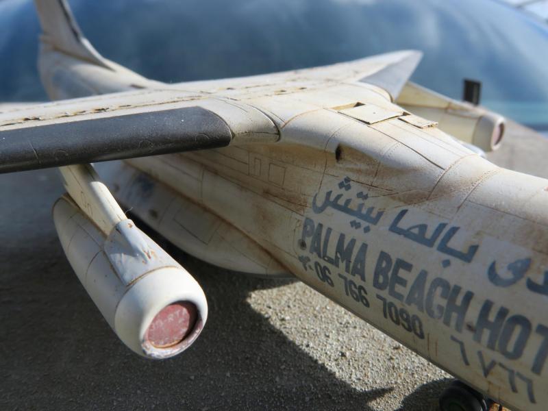 A félreállított gép oldalán egy helyi hotelt hirdettek