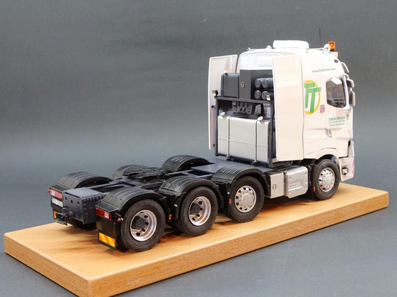 Itt látszik a hátsó felépítmény