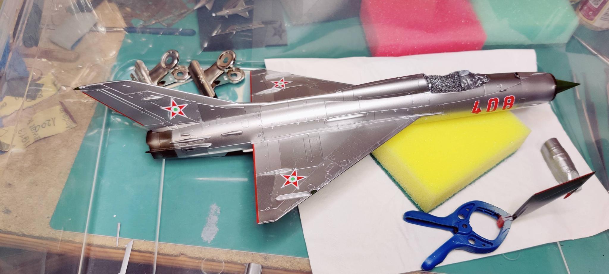 És a trimmek is felfestve