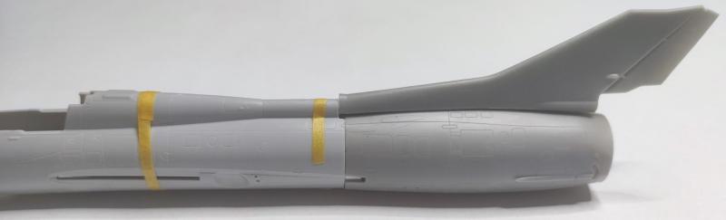 Viszont a függőleges vezérsíkkal is lesz gondom

Nem akar felfeküdni a törzsvég ívére, így a csatlakozó első rész 1-2 mm-rel feljebb van, mint kellene.