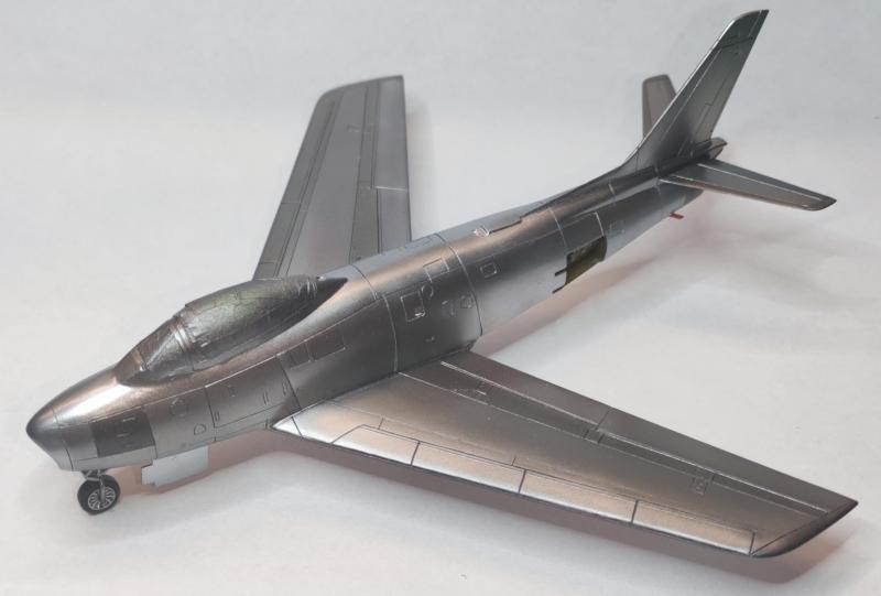 Közeledik a végleges állapot

Pár helyen még módosítottam az árnyalatokon (vízszintes vezérsík, törzs egyes panelei).