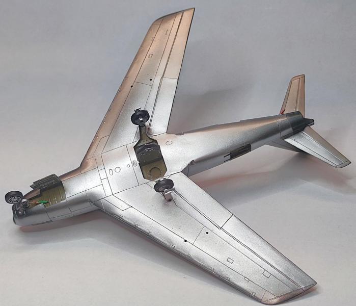 Sikerült elszórnom valahol az orrfutó behúzó mechanizmusát, így drótból meg rézlemezből eszkábáltam valami hasonlót

Még festeni kell.