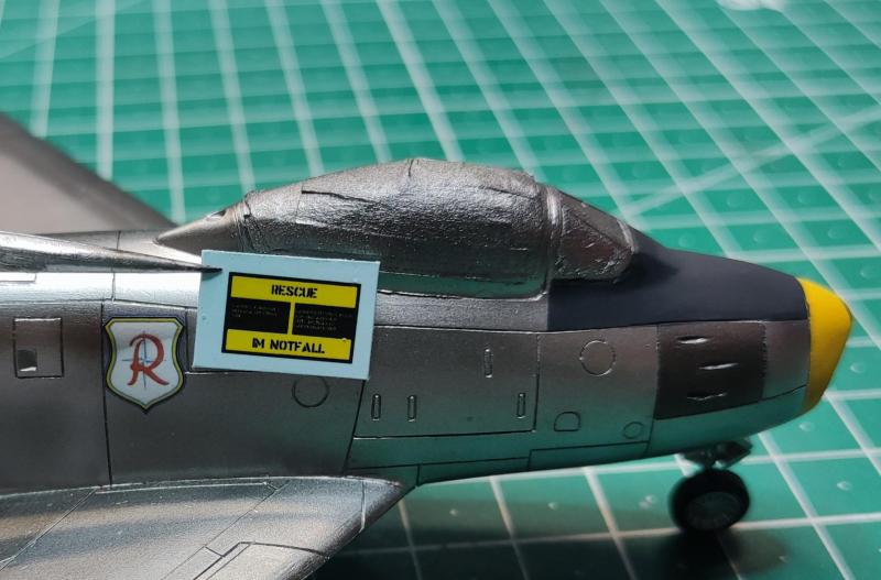 Ez a felirat biztosan nem ekkora volt az eredetin

Óriásplakátnak is elmenne...