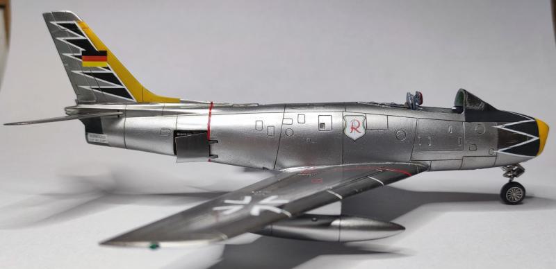 A törzsön lévő kereszteken még szárad a lakk, mert a gyárit hártyaként le lehetett szedni

Ezek is "hámozós" fajták lehetnek, mint az Eduard matricái. A tulipánt festéssel meg tudtam oldani, de a "JA-245" lajstrom kuka. Vagy a századjelvénybe, vagy a tulipánba ért volna bele.