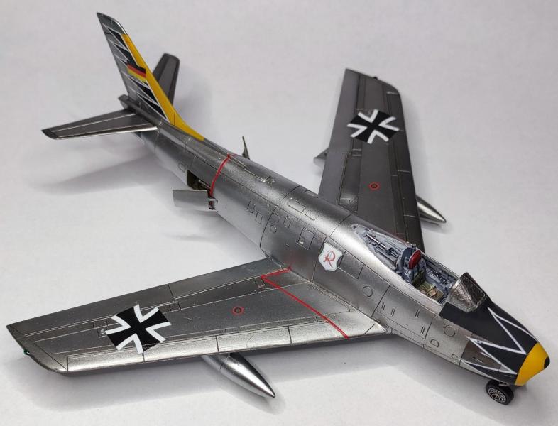 A piros sávokat maradék matricából gyártottam