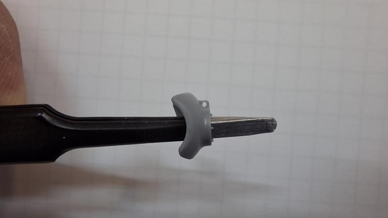 Lövegpajzs

Kifúrtam a lövegpajzs emelőfülét is. A lövegpajzsot később Tamiya putty és ragasztó keverékével is megkezeltem, imitálva az öntött felületet.