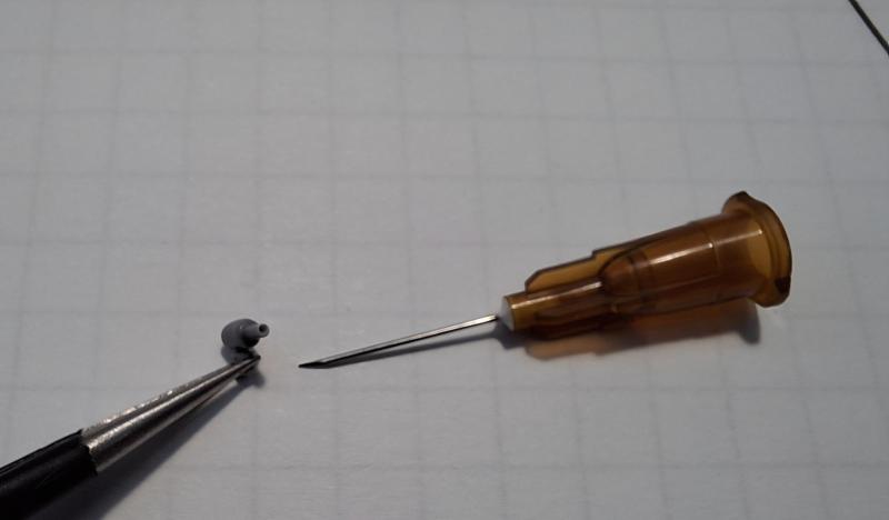 Antenna

Az antenna alapját szétvágtam, hogy lehajtva rögzítsem, valamint vékony injekciós tűvel ki is fúrtam, ide ragasztottam be utolsó lépésként a húzott szálból készült antennát.