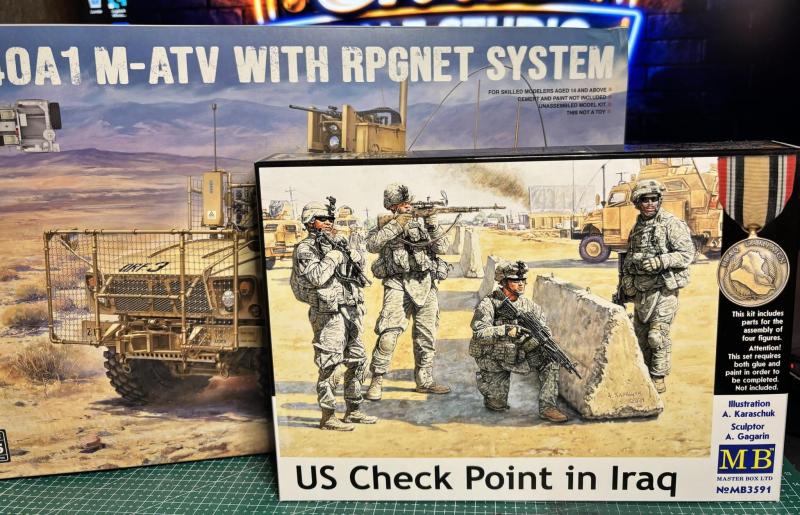 A főbb szereplők:

-Rye Field Model: US MRAP ALL TERRAIN VEHICLE M1240A1 M-ATV

-Masterbox: US CHECK POINT in IRAQ
