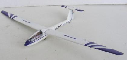 Let L-33, 1/72

A KP makettje, egy saj&aacute;t pil&oacute;t&aacute;val &eacute;s r&eacute;szben saj&aacute;t jelz&eacute;sekkel.
https://makettekeswg.blogspot.com/2026/07/1545-lila-liba.html