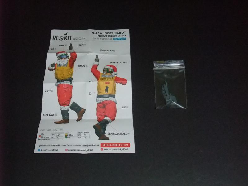 1/72 RES/KIT Yellow Jersey ,,Santa,, Aircraft Handling Officer ; 2500.-