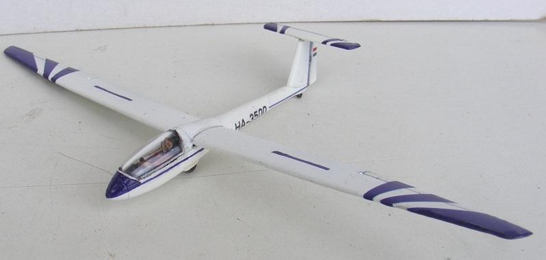 Let L-33, 1/72

A KP makettje, egy saját pilótával és részben saját jelzésekkel.
