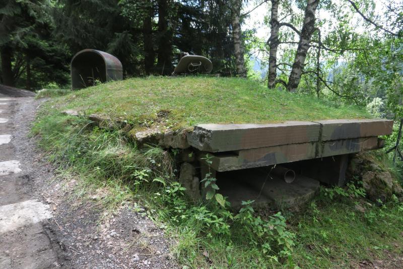 Páncéltörő ágyú fedezékbe építve