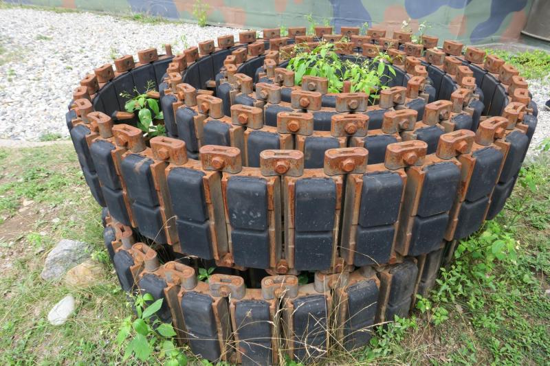 A jólnevelt tank leveszi a cipőjét, mielőtt beáll a garázsba