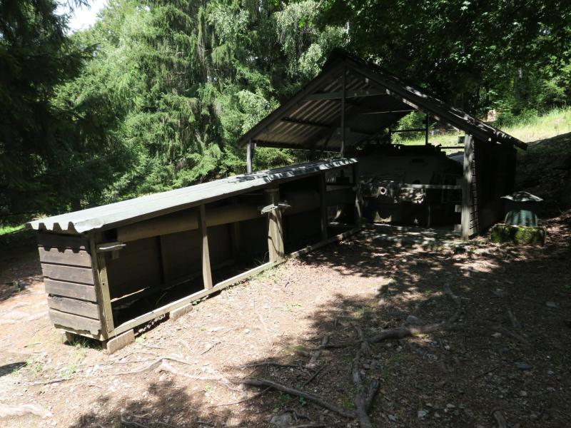 Centurion-torony a félig kinyitott álcázó kunyhó alatt
