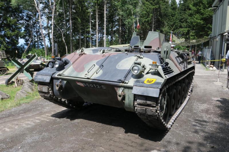 Utasokra várva

Az SPzA1-et az osztrákok fejlesztették ki kifejezetten a hegyvidéki terepre. A 14 tonnás járművet 250 LE-s dízelmotor mozgatja és a tapasztalataim alapján elég fürgén küzdi le a meredek terepet.