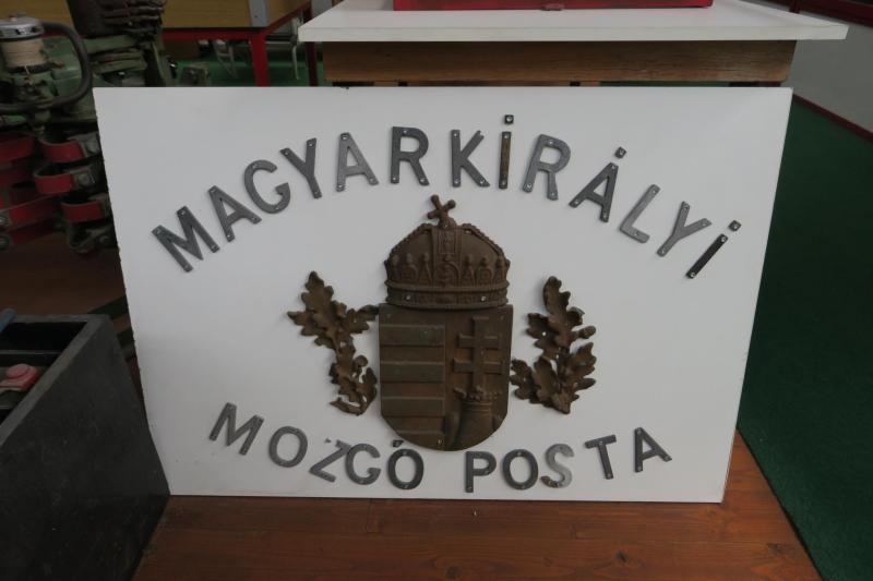 A címert egy romos vasúti kocsiról "mentették meg"