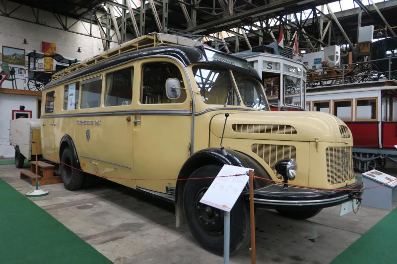 Mozgóposta Steyr buszból