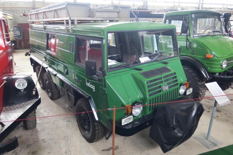 Egy 6x6-os Pinzgauer, az osztrák ipar újabb remeke

A Pinzgauer a sógorok terméke, kifejezetten a magashegyi terepviszonyokra. Nevét egy helyi marhafajtától kapta. Grazban gyártották a 70-es évektől, számos kivitelben, 4x4 és 6x6 elrendezésben. A kiállított gép már a második generációt képviseli a 80-as évekből.