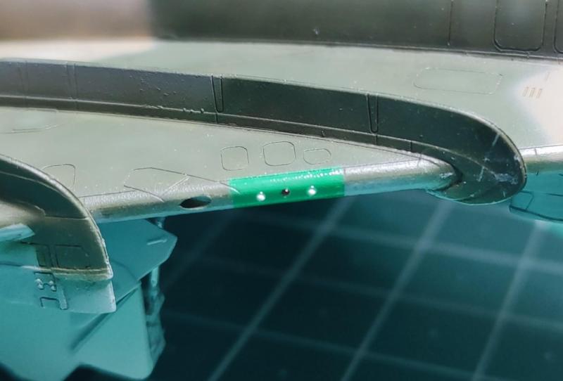 UV-gyanta pöttyökből elkészültek a belépőélen lévő érzékelők is
